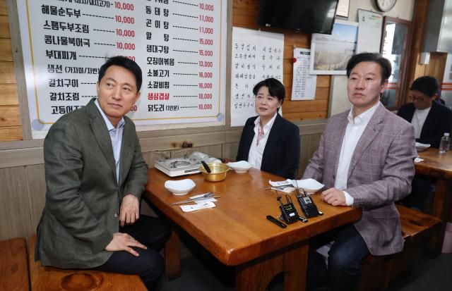 국민의힘 서울시장 후보인 오세훈 서울시장이 19일 서울 종로구 한 식당에서 서울시장 경선을 펼친 윤희숙 전 의원 박수민 의원과 오찬을 하고 있다 사진연합뉴스