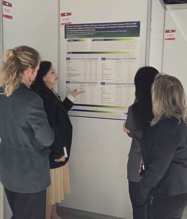 삼성바이오에피스 관계자가 유럽 학회에 참가해 골다공증 치료제 오보덴스의 임상 3상 후속 연구 결과를 설명하고 있다 사진삼성바이오에피스