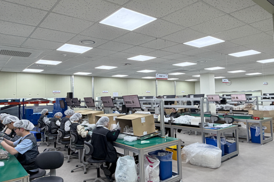 13일 SK인텔릭스 자회사형 장애인 표준 사업장 행복나무는 생산 직원 25명 전원을 장애인으로 고용하고 있다 작업장에서 장애인 직원들이 정수기 소모품을 조립하고 있는 모습 사진김나윤 기자