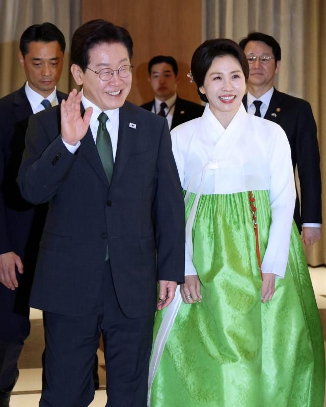 인도를 국빈 방문 중인 이재명 대통령과 김혜경 여사가 19일현지시간 뉴델리의 한 호텔에서 열린 동포만찬간담회에 입장하고 있다 사진연합뉴스