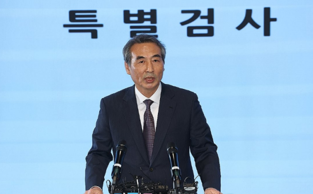 민중기 특별검사가 지난해 12월 29일 서울 종로구 KT광화문빌딩 웨스트빌딩 브리핑실에서 열린 최종 브리핑에서 발언하고 있다 사진연합뉴스