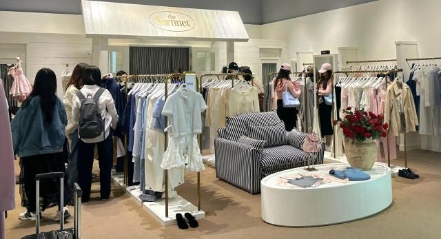 고객들이 서울 영등포 더현대 서울에서 쇼핑을 즐기고 있다 사진현대백화점