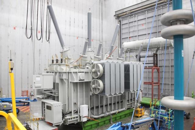 효성중공업 창원공장 시험실에서 테스트중인 초고압변압기 01jpg