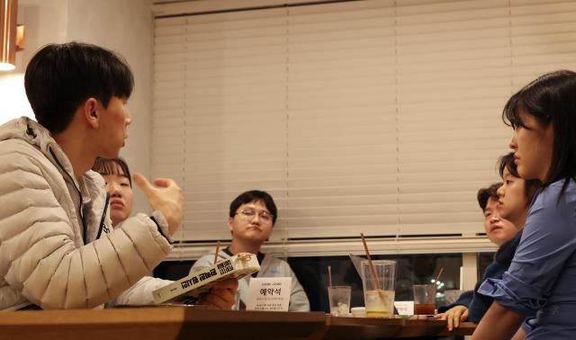 3월31일 오후 서울 관악구 한 카페에서 어드민 나이트 모임을 마치고 모임 운영진 조현준32씨가 소감을 나누고 있다 