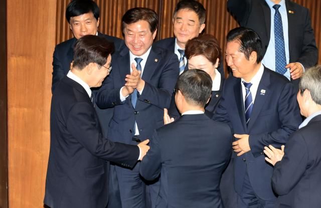 이재명 대통령이 2일 국회에서 2026 추가경정예산안 시정연설을 위해 본회의장에 입장하며 더불어민주당 의원들과 인사하고 있다사진연합뉴스