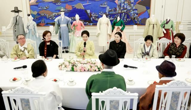 김혜경 여사가 2일 청와대에서 열린 한복생활 유네스코 등재 추진단 차담회에서 인사말을 하고 있다 사진연합뉴스