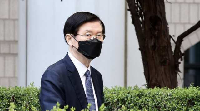 박종준 전 경호처장이 2일 서울 서초구 서울중앙지법에서 열린 특수공무집행 방해 등 혐의 1심 1회 공판에 출석하고 있다 사진연합뉴스