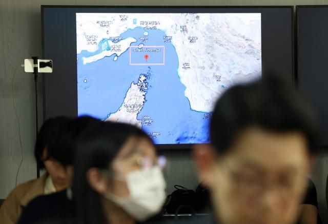 지난 1일 서울 영등포구 서민민생대책위원회서민위에서 열린 이란 전쟁의 진실과 호르무즈해협 봉쇄에 관한 토론회에서 호르무즈해협 지도가 화면에 나오고 있다 사진연합뉴스
