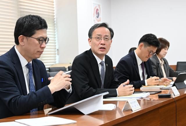 이형일 재정경제부 차관이 4월 2일 서울 종로구 정부서울청사에서 열린 중동전쟁 물가대응팀 겸 제68차 물가관계차관회의를 주재하고 있다 사진재정경제부