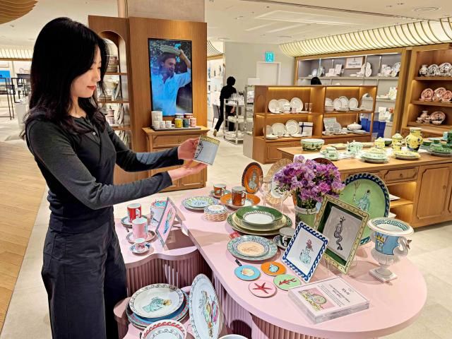 고객이 서울 중구 소공동에 위치한 롯데백화점 본점 8층 리빙관에서 상품을 구경하고 있다 사진롯데백화점