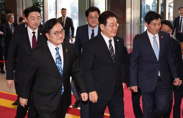 이재명 대통령이 2일 추가경정예산안 시정연설을 위해 국회에 도착 우원식 국회의장과 함께 환담장으로 향하고 있다 사진연합뉴스