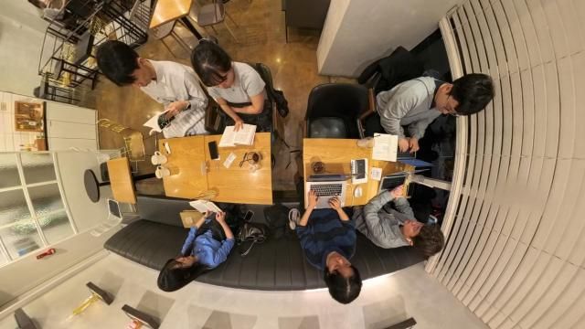 3월31일 오후 서울 관악구 한 카페에서 어드민 나이트 모임이 진행되고 있다 AJP유나현