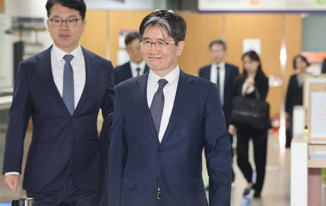 오동운 공수처장이 2일 서울 서초구 서울중앙지법에서 열린 직무유기 혐의 1심 1회 공판에 출석하고 있다 사진연합뉴스