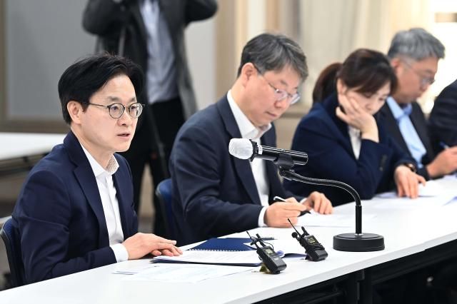 김정관 산업통상부 장관이 2일 서울 영등포구 중소기업중앙회에서 중동전쟁 관련 업종별 석화제품 수급상황 점검회의를 주재하고 있다 사진산업통상부