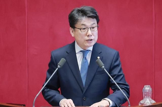 국회 예산결산특별위원장으로 선출된 진성준 더불어민주당 의원이 지난달 12일 국회에서 열린 3월 임시국회 본회의에서 인사말하고 있다 사진연합뉴스