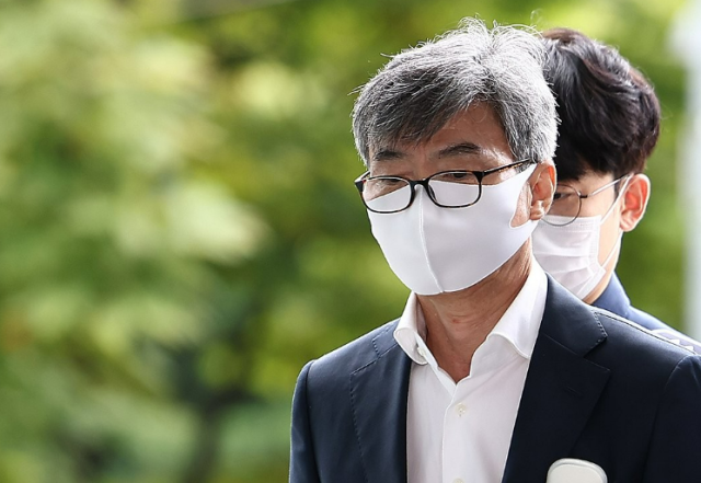 이종호 전 블랙펄인베스트 대표가 지난해 10월 12일 참고인 신분으로 조사받기 위해 서울 서초구 순직해병 특별검사팀에 출석하고 있다 사진연합뉴스