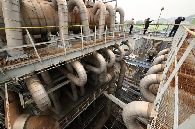 중동 사태에 따른 원료 수급 불안 영향으로 나프타 대란 우려가 확산하고 있는 1일 오후 전남 여수시 여수국가산단 내 여천NCC 나프타 가공 설비들이 가동되고 있다 사진연합뉴스