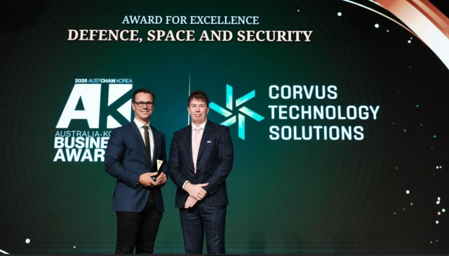 로스 그레고리 주한 호주상공회의소 회장오른쪽이 닉 윌리엄스 코버스 CEO왼쪽에게 상을 수여하고 있다 