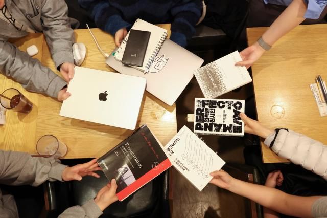 1 3월31일 오후 서울 관악구 한 카페에서 참석자들이 어드민 나이트 모임을 마치고 인증 사진을 촬영하고 있다 AJP유나현 