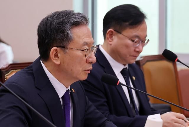 정성호 법무부 장관이 지난 2월 24일 국회에서 열린 법제사법위원회 전체회의에서 의원 질의에 답하고 있다 사진연합뉴스