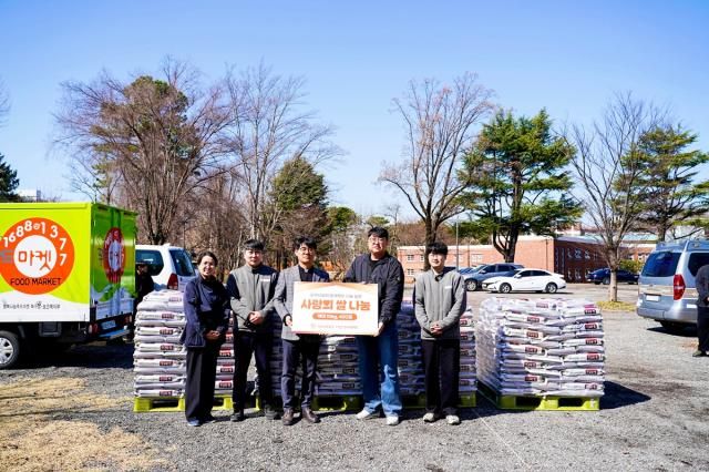 지난달 19일 광주 천주교광주대교구청에서 진행한 사랑의 쌀 나눔 사진㈜다담리테일 제공 