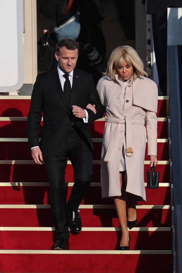 에마뉘엘 마크롱 프랑스 대통령과 브리지트 마크롱 여사가 2일 성남 서울공항을 통해 방한하고 있다 사진연합뉴스
