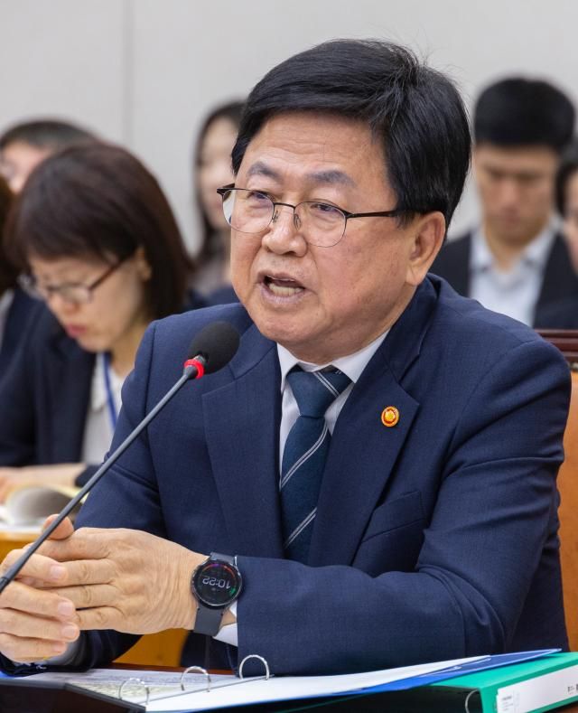 최교진 교육부 장관이 1일 국회에서 열린 교육위원회 전체 회의에 출석해 정부가 추진한 전쟁 추경 중 교육 분야 관련 추가경정예산안에 관한 질의에 답하고 있다 202641 사진연합뉴스 