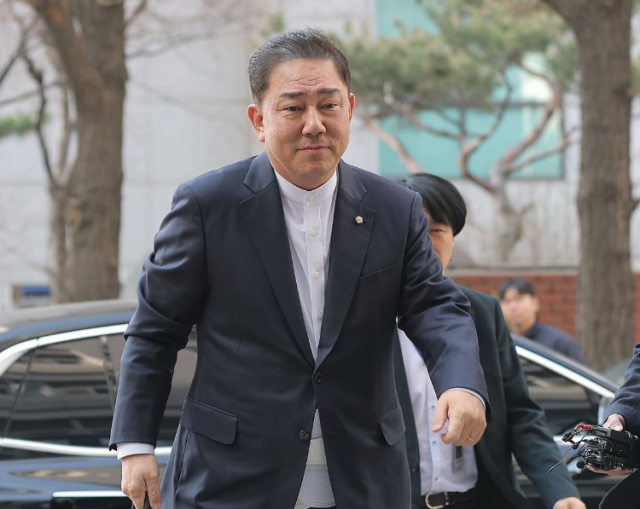 뇌물수수 의혹 등을 받는 김병기 무소속 의원이 2일 조사를 받기 위해 마포구 서울경찰청 공공범죄수사대에 출석하고 있다 사진연합뉴스