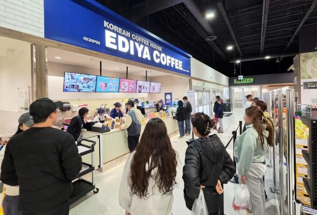 캐나다 토론토 손힐 지역 갤러리아 슈퍼마켓 케이타운점 내에 문을 연 이디야커피 캐나다 1호점 사진이디야커피