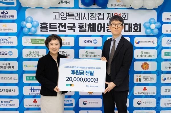 홀트아동복지회는 지난 4월 18일토 ‘고양특례시장컵 제31회 홀트전국휠체어농구대회’ 개막식에서 현대홈쇼핑과 후원금 전달식을 진행했다 신미숙 홀트아동복지회장사진 왼쪽과 정태영 현대홈쇼핑 대외협력 총괄오른쪽이 기념촬영을 하고 있다 사진홀트아동복지회