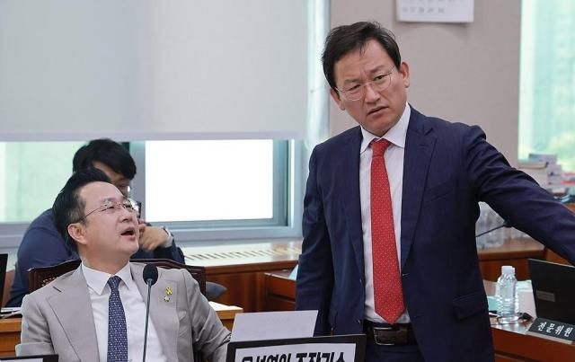 16일 국회 윤석열 정권 정치검찰 조작기소 의혹 사건 진상규명 국정조사특별위원회 제8차 전체회의에서 열린 대장동·김용 전 민주연구원 부원장·위례신도시 조작기소 의혹 사건 청문회에서 국민의힘 신동욱 의원이 발언권과 관련해 위원장인 더불어민주당 서영교 의원에게 항의하자 여당 간사인 민주당 박성준 의원과 야당 간사인 국민의힘 김형동 의원이 대화하고 있다 사진연합뉴스