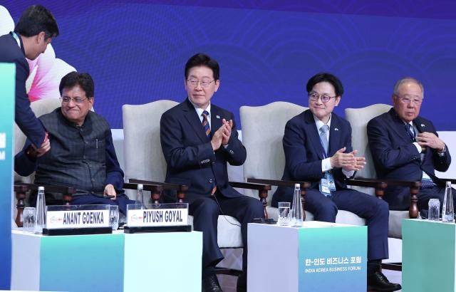 이재명 대통령이 20일현지시간 인도 뉴델리의 한 행사장에서 열린 한-인도 비즈니스포럼에서 아난트 고엔카 인도상의 회장 발언이 끝난 뒤 박수치고 있다 왼쪽부터 아난트 고엔카 인도상의 회장 피유시 고얄 상공부 장관 이 대통령 김정관 산업부 장관 류진 한국경제인협회 회장 사진연합뉴스