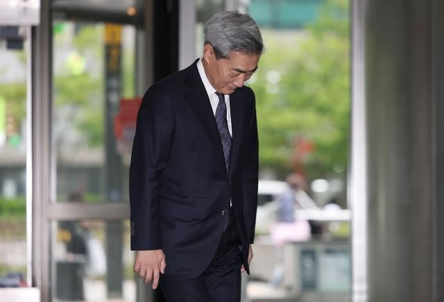 신현송 한국은행 총재 후보자가 20일 서울 중구 한화금융플라자에 마련된 인사청문회 준비사무실로 출근하고 있다 사진연합뉴스