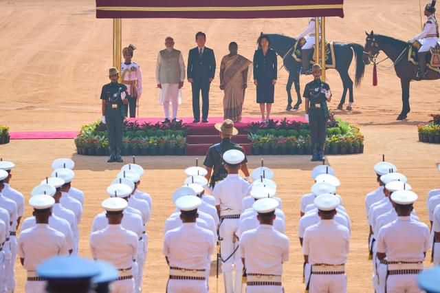 이재명 대통령이 20일현지시간 인도 뉴델리 대통령궁에서 열린 국빈 방문 공식환영식에서 나렌드라 모디 총리와 의장대를 사열하고 있다 이 대통령 오른쪽은 드로우파디 무르무 대통령과 김혜경 여사 사진연합뉴스