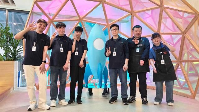 쿠팡 선릉 오피스에서 사내 공용컵 수거 및 세척 직무를 담당하고 있는 장애인 직원들이 기념 촬영을 하고 있다 사진쿠팡 