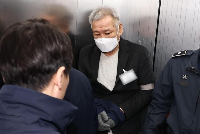 건진법사 전성배씨가 19일 서울 서초구 안권섭 상설특별검사 사무실에 참고인 신분으로 출석하고 있다 사진연합뉴스