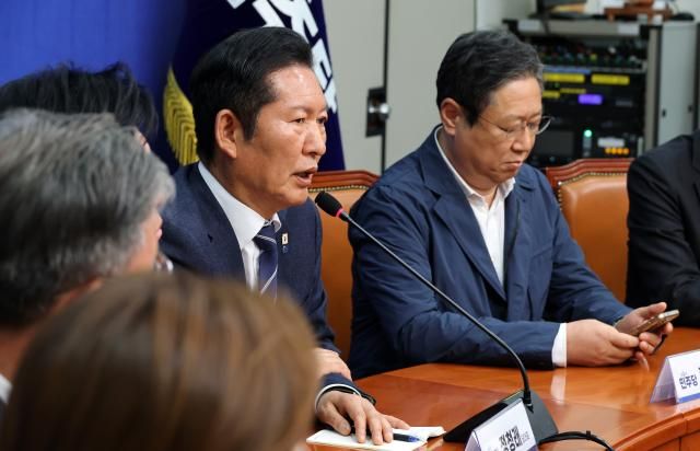 더불어민주당 정청래 대표가 20일 국회에서 긴급 기자회견을 열고 광역단체장 후보로 확정된 현역 의원들은 29일 일괄 사퇴한다며 울산 남갑 국회의원 보궐선거 후보로 전태진 변호사를 전략 공천하겠다고 밝히고 있다사진연합뉴스