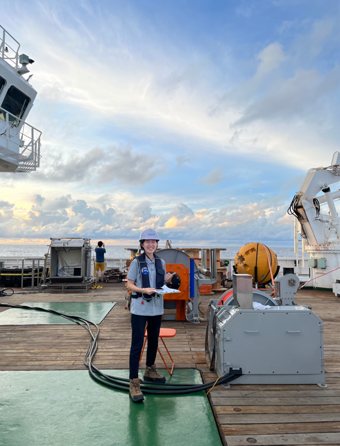 노수연 한국해양과학기술원 박사가 이사부호에서 현장관측을 하고 있다 사진한국해양과학기술원