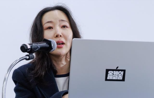 민희진 오케이 레코즈 대표전 어도어 대표가 지난 2월 25일 오후 서울 종로구 교원챌린지홀에서 열린 민희진-하이브 간 255억 풋옵션 소송 1심 승소 관련 기자회견에서 발표문을 낭독하고 있다 사진유대길 기자