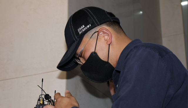 염보현 군 검사가 20일 서울 서초구 순직해병특검팀에 참고인 신분으로 조사를 받기 위해 출석하고 있다 사진연합뉴스