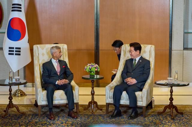 인도를 국빈 방문 중인 이재명 대통령이 19일현지시각 뉴델리 한 호텔에서 수브라마냠 자이샨카르 외무장관을 접견하고 있다 사진연합뉴스