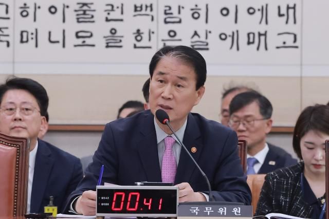 권오을 국가보훈부 장관이 지난 30일 국회에서 열린 법제사법위원회 전체회의에서 의원 질의에 답하고 있다 사진연합뉴스 