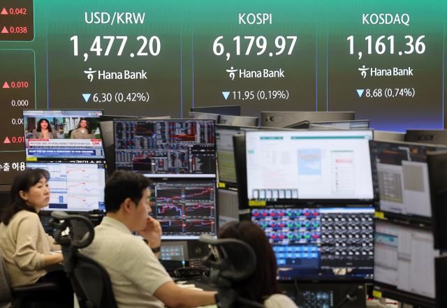 20일 서울 중구 하나은행 딜링룸에서 직원들이 업무를 보고 있다 사진연합뉴스