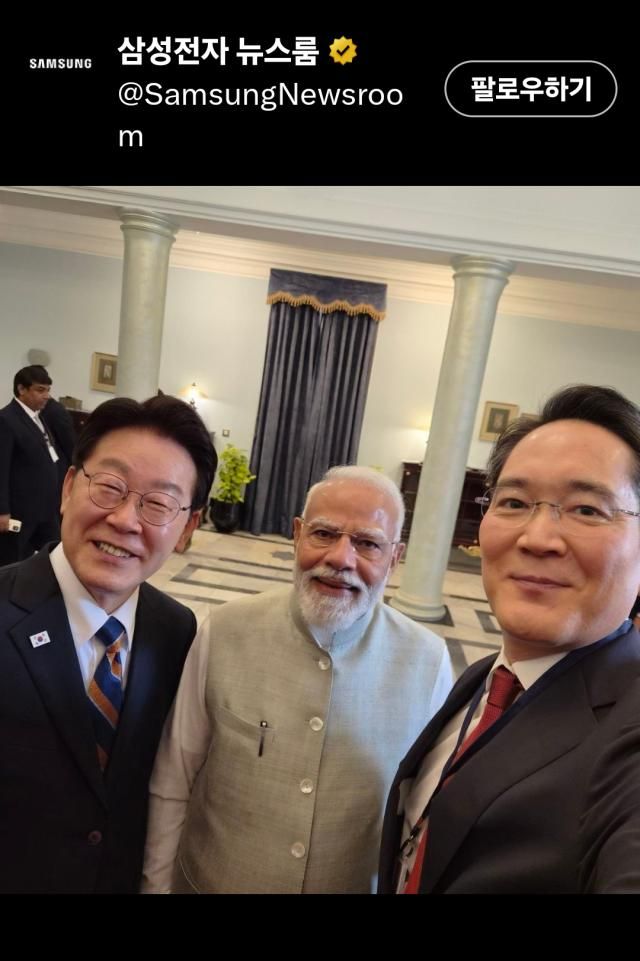 인도를 국빈 방문 중인 이재명 대통령이 20일 뉴델리 총리 청사에서 열린 나렌드라 모디 인도 총리 주최 오찬 및 한-인도 경제인 대화에서 모디 총리 이재용 삼성전자 회장과 기념촬영을 하고 있다 삼성은 이재용 회장이 인도 노이다 공장에서 생산한 플립7으로 촬영한 셀카라고 삼성뉴스룸에 내용을 알렸다 이미지연합뉴스