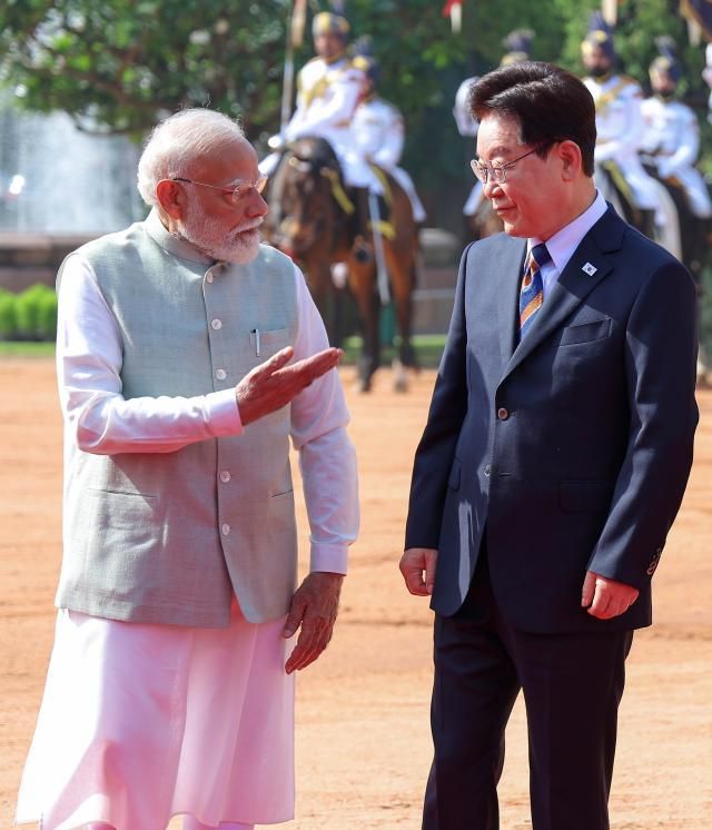 인도를 국빈 방문한 이재명 대통령이 20일현지시간 뉴델리 대통령궁에서 기념촬영 후 나렌드라 모디 총리의 안내를 받으며 공식환영식장으로 향하고 있다 사진연합뉴스