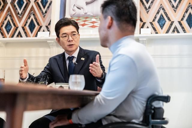 정원오 더불어민주당 서울시장 후보가 20일 서울시 성동구에 위치한 마테오 견문록 카페에서 찾아가는 서울인터뷰 장애인콜택시편 민원경청 간담회 를 진행하고 있다 사진정원오 서울시장 후보 선거 사무소