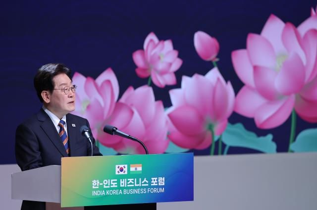 이재명 대통령이 20일현지시간 인도 뉴델리 바라트 만다팜 컨벤션센터에서 열린 한-인도 비즈니스포럼에서 발언하고 있다 사진연합뉴스