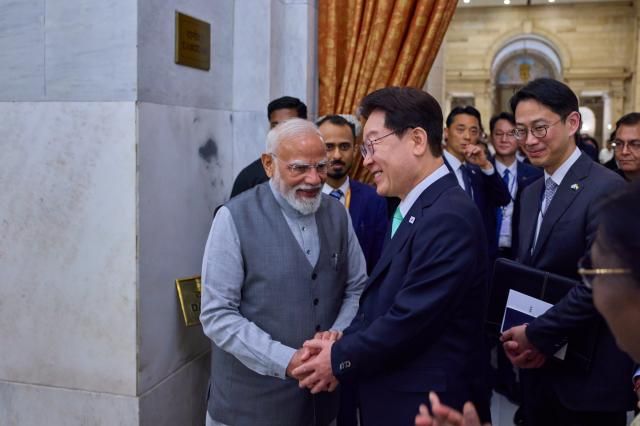 이재명 대통령과 나렌드라 모디 인도 총리가 20일현지시간 인도 뉴델리 대통령궁에서 열린 드로우파디 무르무 인도 대통령 주최 국빈 만찬에서 악수하고 있다 사진연합뉴스