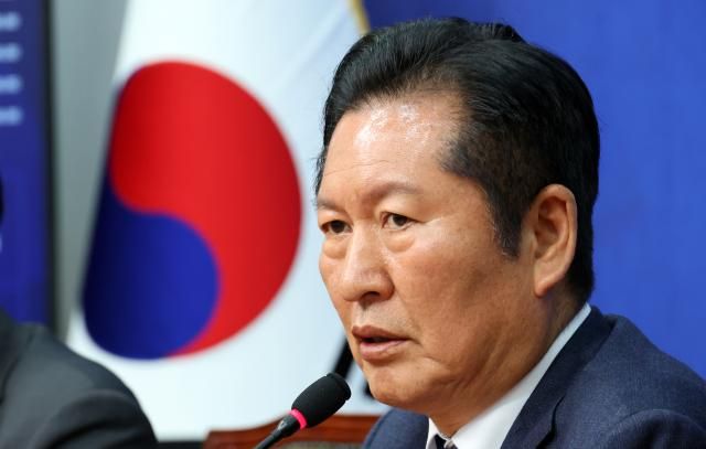 더불어민주당 정청래 대표가 20일 국회에서 긴급 기자회견을 열고 광역단체장 후보로 확정된 현역 의원들은 29일 일괄 사퇴한다며 울산 남갑 국회의원 보궐선거 후보로 전태진 변호사를 전략 공천하겠다고 밝히고 있다사진연합뉴스