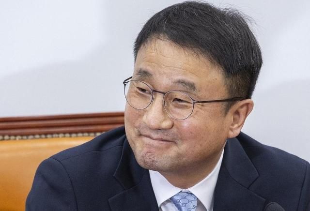 한병도 더불어민주당 원내대표가 21일 국회에서 열린 현안 관련 기자회견에서 취재진 질문을 받고 있다 사진연합뉴스